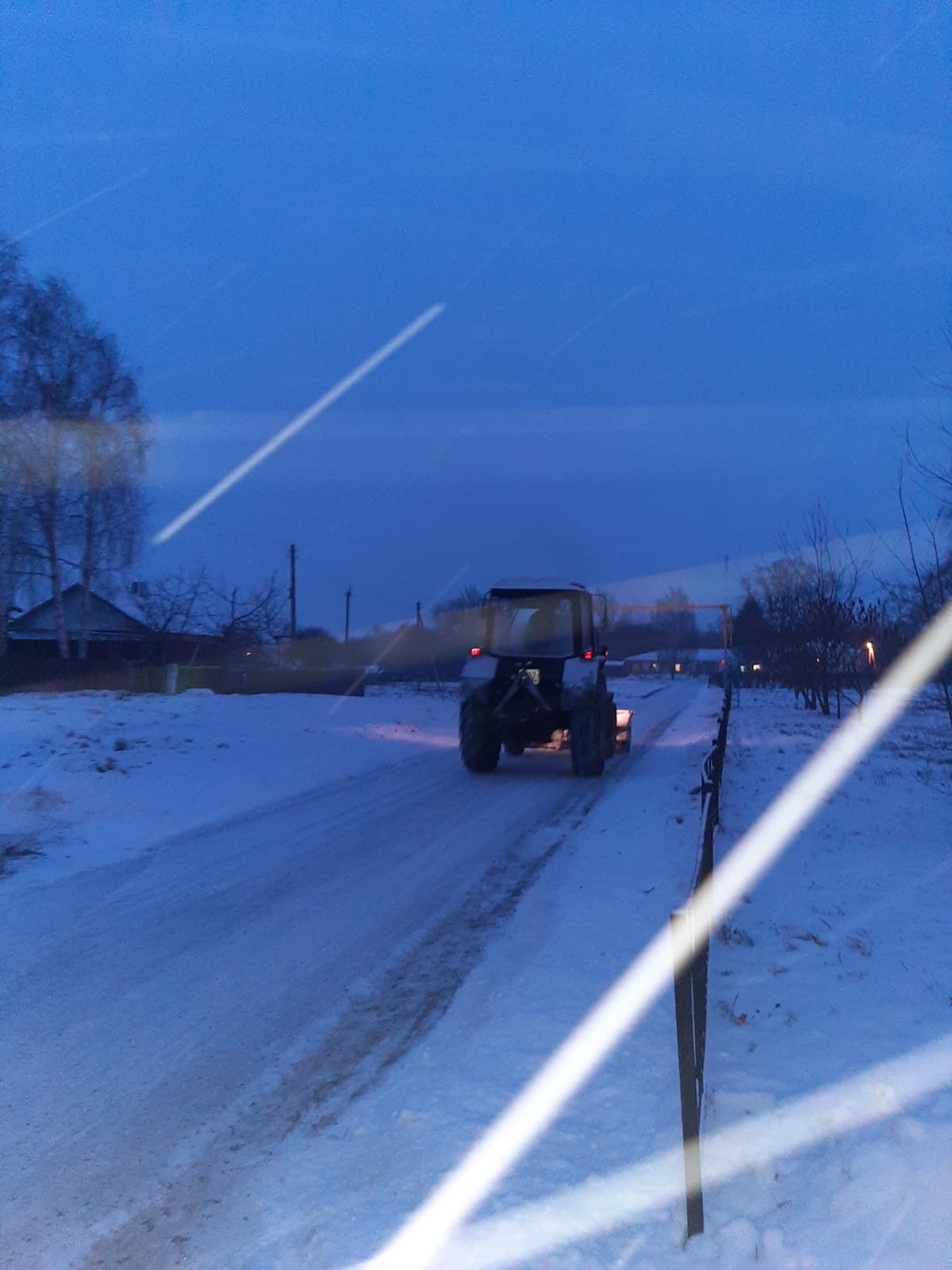 На территории Прелестненского сельского поселения идет работа по расчистке снега на улицах населенных пунктов..